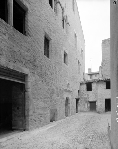 Elévation sur cour depuis le corps d'entrée.