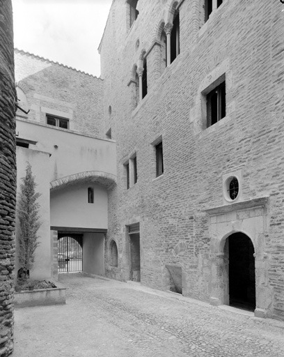 Elévation sur cour depuis le fond de la cour.
