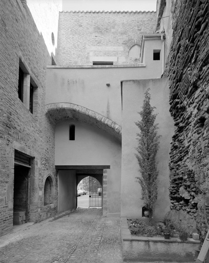 Corps de passage depuis la cour.