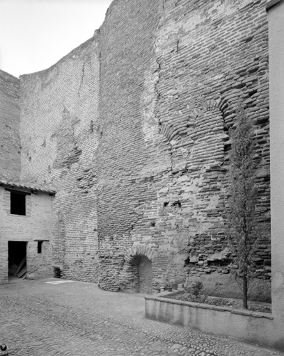Mur mitoyen sur la cour depuis le corps d'entrée.