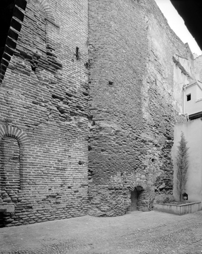 Mur mitoyen sur la cour depuis le fond de la cour.