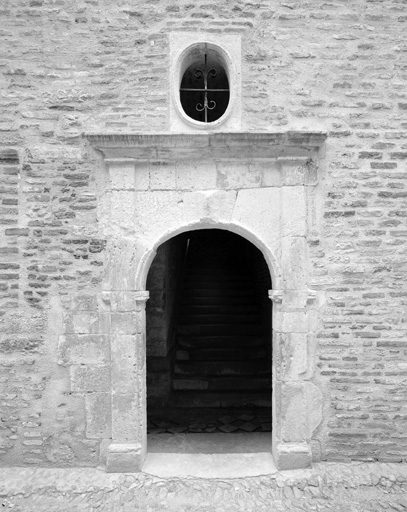 Elévation sur cour, porte d'entrée du logis.