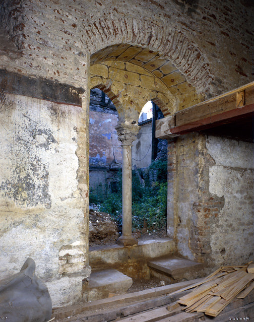 Fenêtre au rez-de-chaussée sur la cour arrière, depuis l'intérieur.