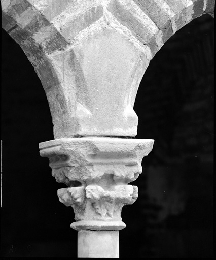 Fenêtre au rez-de-chaussée sur la cour arrière, chapiteau vu depuis l'extérieur.