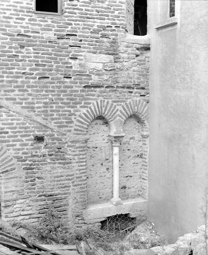 Fenêtre murée au rez-de-chaussée sur la cour arrière, ensemble.