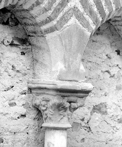 Fenêtre murée au rez-de-chaussée sur la cour arrière, chapiteau.