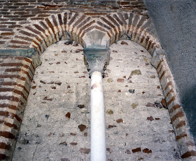 Fenêtre murée au rez-de-chaussée sur la cour arrière, décor peint.