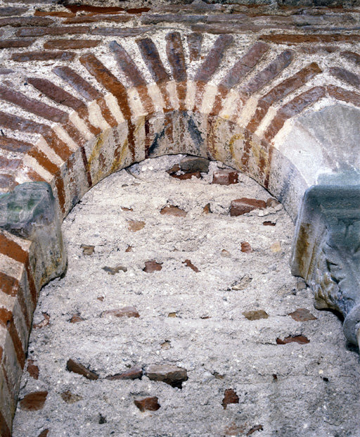 Fenêtre murée au rez-de-chaussée sur la cour arrière, décor peint extérieur de l'un des arcs.