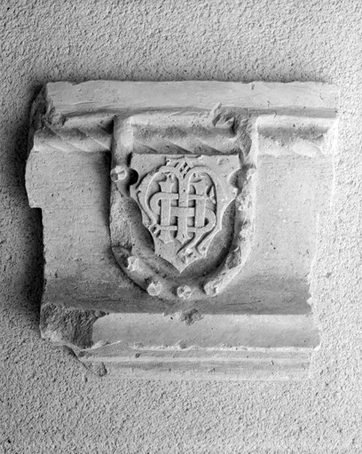 Clé avec blason remployée dans l'escalier.