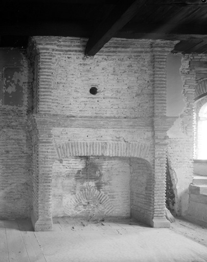 Corps principal, cheminée en brique au 1er étage.