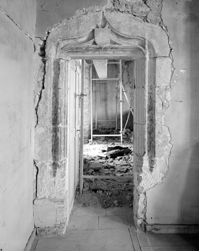 Corps de passage, porte XVe s. au 2e étage.