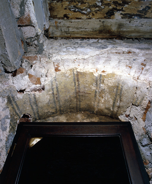 Corps principal, fenêtre au 1er étage : décor peint de l'embrasure.