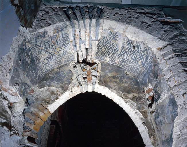 Corps principal, porte gothique au 1er étage, décor peint.