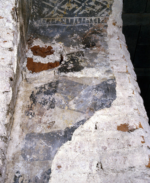 Corps principal, porte de la pièce arrière au 1er étage : décor peint de l'embrasure, détail de la partie gauche.