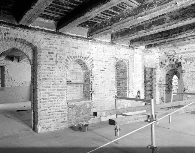 Mur de refend du corps principal, 1er étage, côté nord.