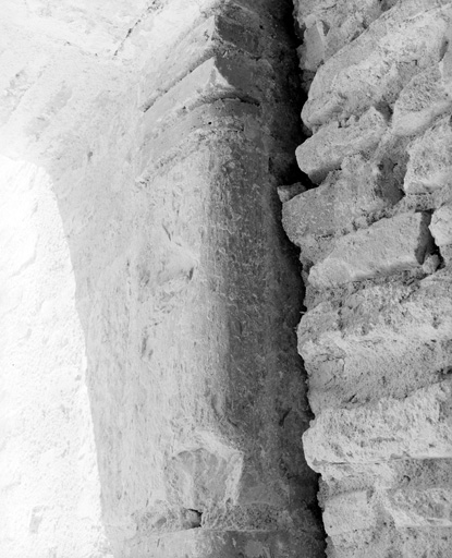 Corps principal, premier étage, porte sur l'escalier extérieur : congé du piedroit du XVIIe siècle.