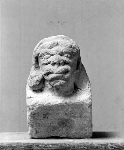 Sculpture trouvée en remploi : vue de face.