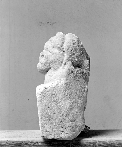 Sculpture trouvée en remploi : vue de profil.