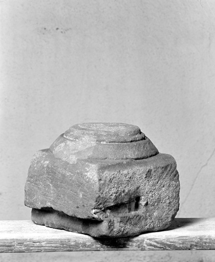 Base de colonnette, trouvée en remploi.