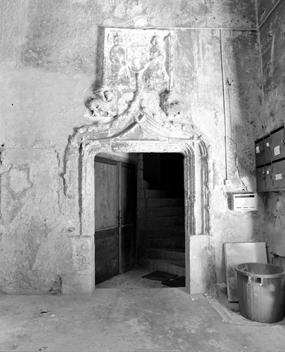 Porte de la tour d'escalier dans la cour.