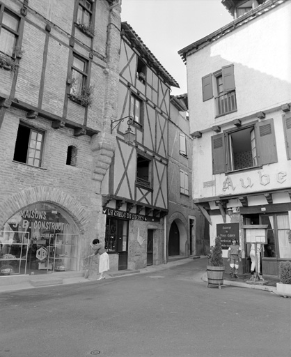Angle de la rue Saint-Urcisse et de Lastié, vu depuis l'est.