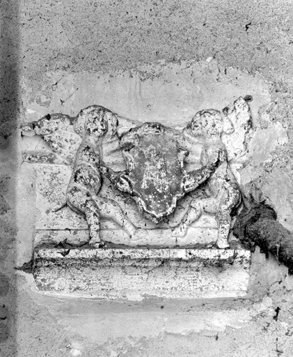 Porte sur la cour, détail : blason.