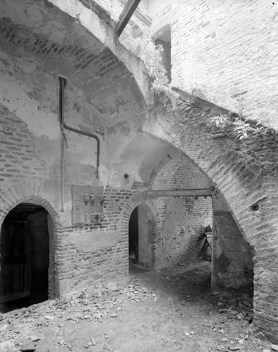 Cour, escalier et passage.