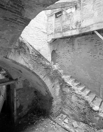 Cour, escalier, 1ère et 2e volées.