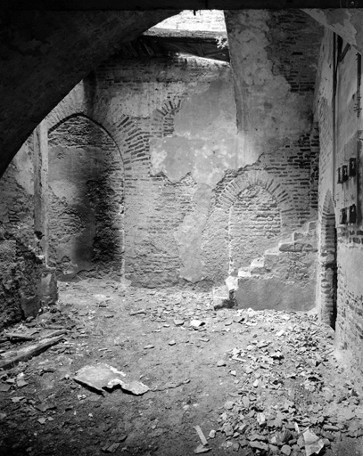 Cour, mur arrière et départ des escaliers.