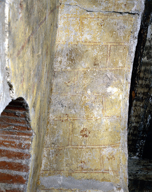 Corps principal, fenêtre géminée du 1er étage : décor de l'arc de l'embrasure.