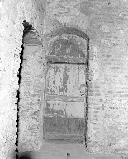 1er étage, porte entre le corps principal et la tour, vue depuis la cuisine.