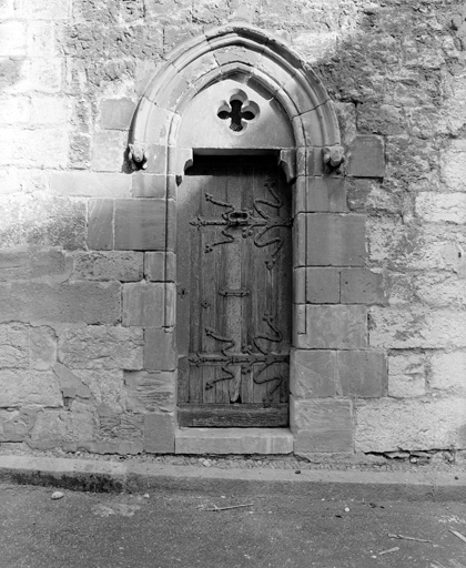 Porte extérieure (XIXe s.) de la tour d'escalier sud.