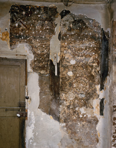 Corps de logis principal (en A). Intérieur, 1er étage, pièce 1 : ensemble de la peinture murale sur la cloison en pan de bois (avant restauration, peu de temps après sa découverte en 1987).