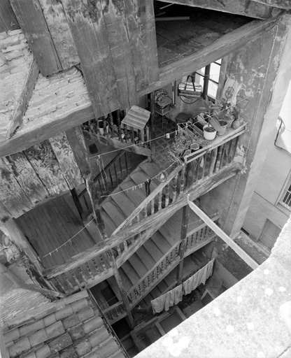 Escalier vu depuis le haut de la maison voisine, au nord.