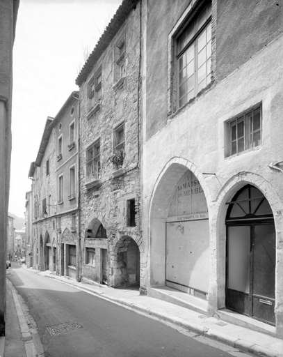 Façade sur la rue et maisons voisines vues depuis le nord.