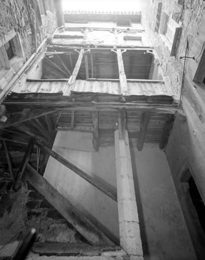 Cour : escalier et galeries.