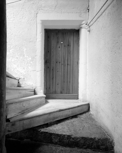 Corps principal, porte du 1er étage sur l'escalier.