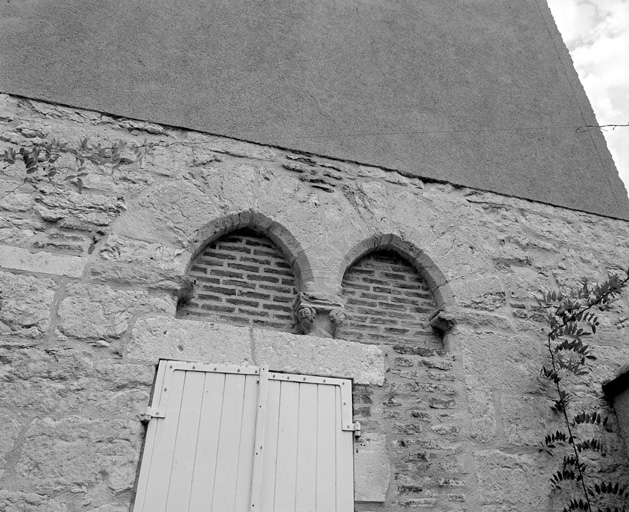 Bâtiment ouest, sur le boulevard Gambetta (parcelle C.D. 315), vestige de fenêtre géminée à l'étage.