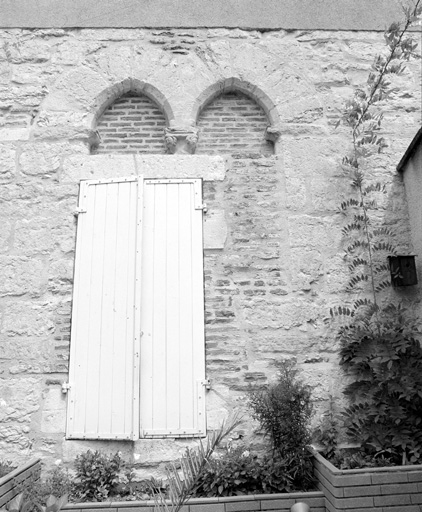 Bâtiment ouest sur le boulevard Gambetta (parcelle C.D. 315), vestige de fenêtre géminée à l'étage.