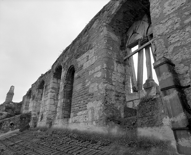 Bâtiment sud, mur sud intérieur, fenêtre et latrines, (parcelle C.D. 316 - 318)