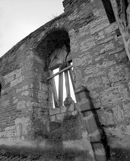 Bâtiment sud, mur sud, intérieur, fenêtre (parcelle C.D. 316)