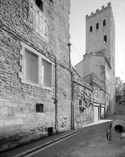 Elevation nord sur la rue de la tour, vue depuis le nord-est.