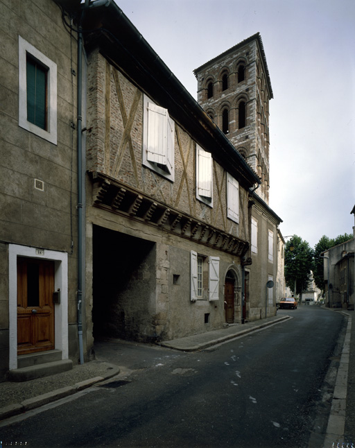 Maisons sur la rue Saint Barthélemy, construites sur l'emplacement du corps principal du palais.