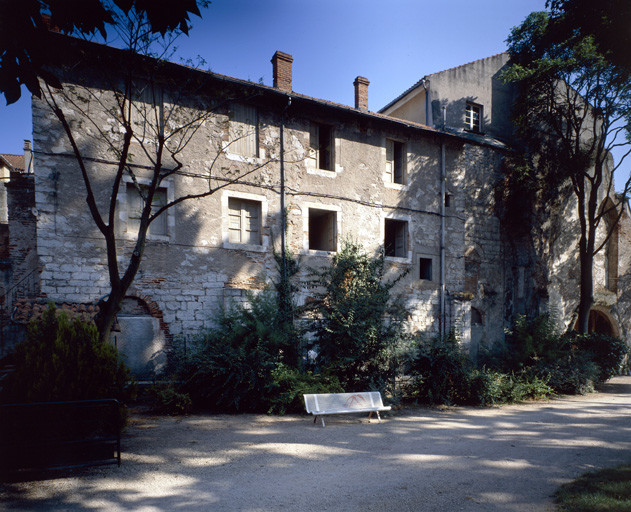 Vestiges du mur nord de l'église vus depuis le sud-ouest.