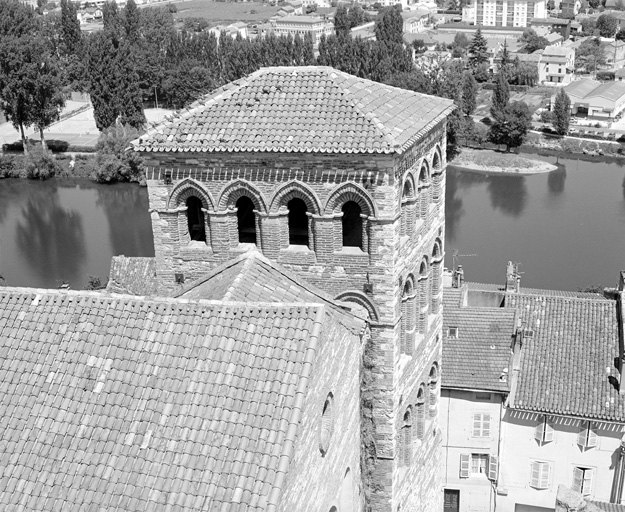 Clocher vu depuis la tour du Palais Duèze.