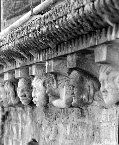 Corniche et modillons du mur gouttereau des chapelles nord, détail