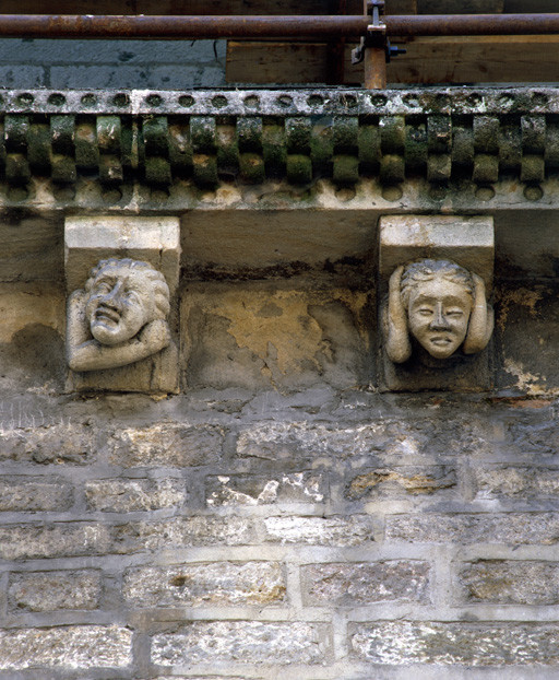 Mur gouttereau des chapelles nord, 2 modillons