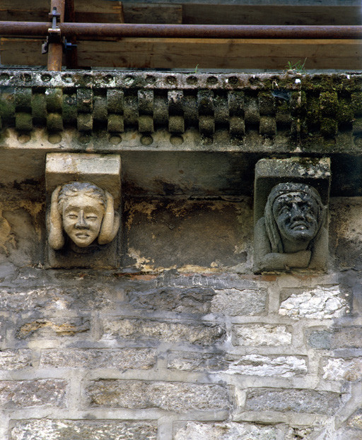 Mur gouttereau des chapelles nord, 2 modillons