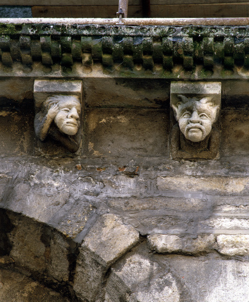 Mur gouttereau des chapelles nord, 2 modillons