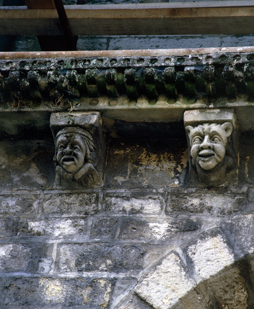 Mur gouttereau des chapelles nord, 2 modillons